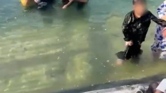 Süs havuzuna düşen 3 çocuk polis ekiplerince kurtarıldı