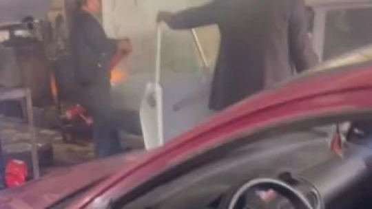 Tamir için sanayiye getirilen araç sırada beklerken alev aldı