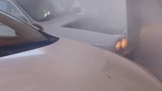 Tamir için sanayiye getirilen araç sırada beklerken alev aldı