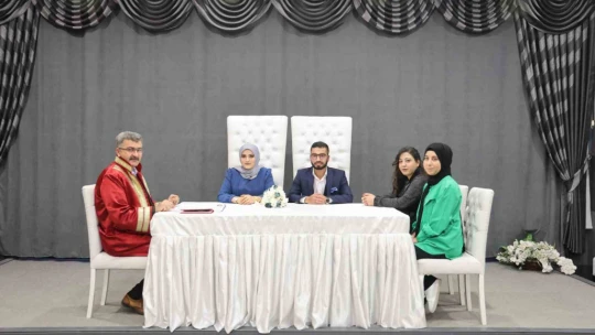Tarihten habersiz nikah kıydılar, günü öğrencince şoke oldular