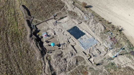 Tarlada 84 metrekarelik alanda keşif: Önce Roma dönemine ait mozaik, ardından duvarlar ortaya çıktı