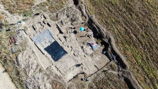 Tarlada 84 metrekarelik alanda keşif: Önce Roma dönemine ait mozaik, ardından duvarlar ortaya çıktı