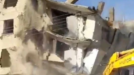 Tek dokunuş yetti: Elazığ'da ağır hasarlı bina yerle bir oldu