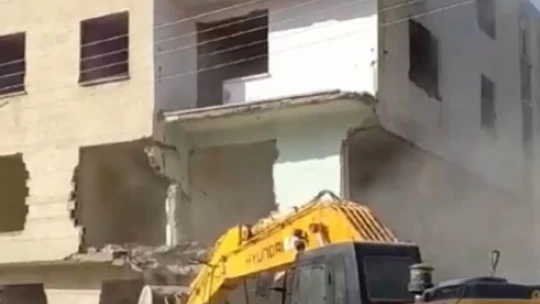 Tek dokunuş yetti: Elazığ'da ağır hasarlı bina yerle bir oldu