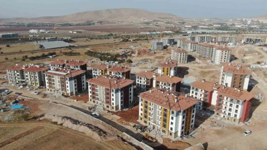 Temelini Cumhurbaşkanı Erdoğan'ın attığı deprem konutlarının yüzde 75'i tamamlandı