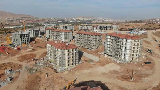 Temelini Cumhurbaşkanı Erdoğan'ın attığı deprem konutlarının yüzde 75'i tamamlandı