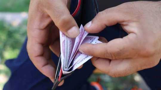 Temizlik personeli bulduğu para dolu cüzdanı polise teslim etti