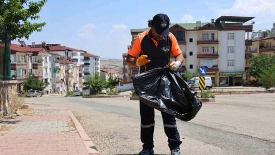Temizlik personeli bulduğu para dolu cüzdanı polise teslim etti