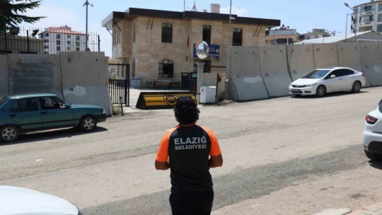 Temizlik personeli bulduğu para dolu cüzdanı polise teslim etti