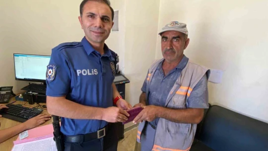 Temizlik personeli para dolu cüzdanı polise teslim etti