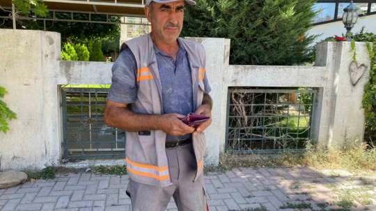 Temizlik personeli para dolu cüzdanı polise teslim etti