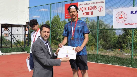 Tenis turnuvasında derece girenlere ödülleri verildi