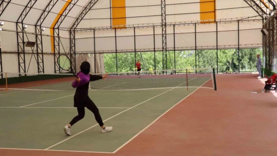 Tenis turnuvasında derece girenlere ödülleri verildi