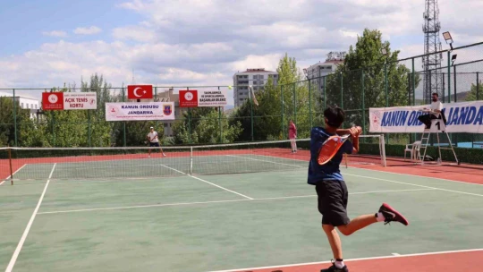 Tenis turnuvasında derece girenlere ödülleri verildi