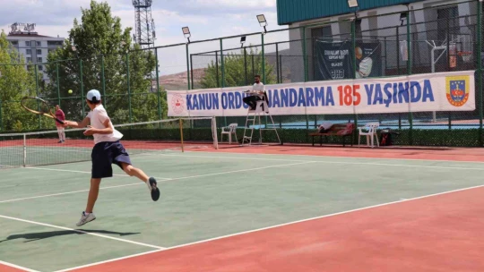 Tenis turnuvasında derece girenlere ödülleri verildi