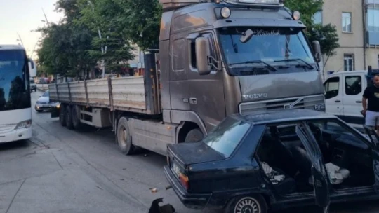 Tır ile otomobil çarpıştı: O anlar kamerada