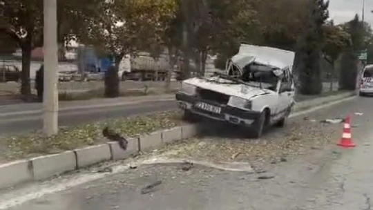 Tofaş marka otomobil ağaca çarptı: 1 yaralı