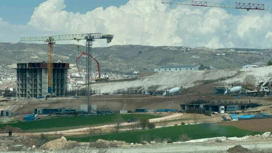 Toprak zemindeki yarıklar paniğe neden oldu