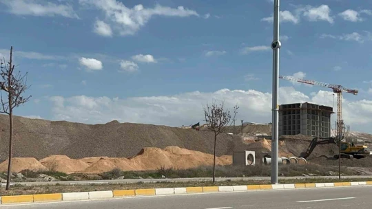 Toprak zemindeki yarıklar paniğe neden oldu