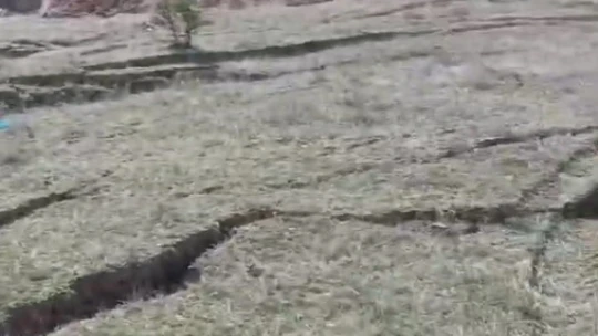 Toprak zemindeki yarıklar paniğe neden oldu