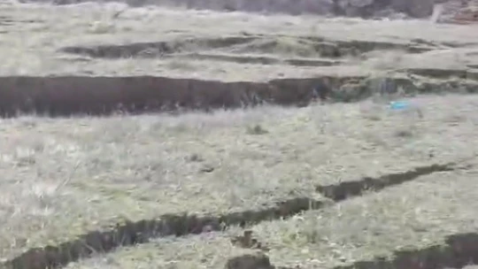Toprak zemindeki yarıklar paniğe neden oldu
