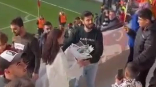 Tribünde evlilik teklifi