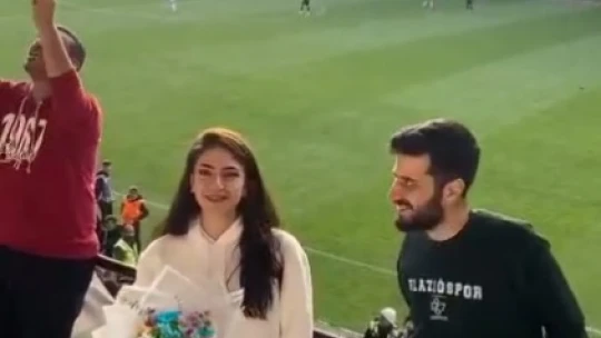 Tribünde evlilik teklifi