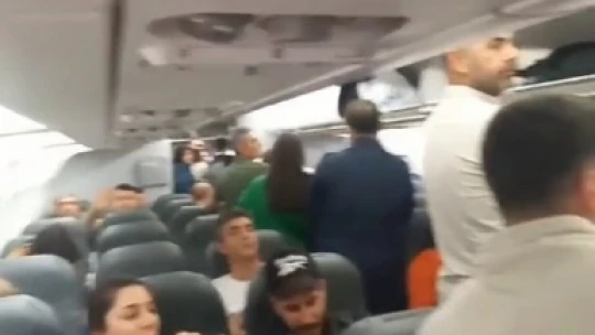 A Jet uçağında saatlerce beklediler