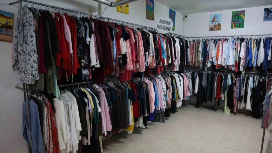 1 yılda 50 bin aileye giyim yardımı