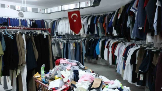 1 yılda 50 bin aileye giyim yardımı