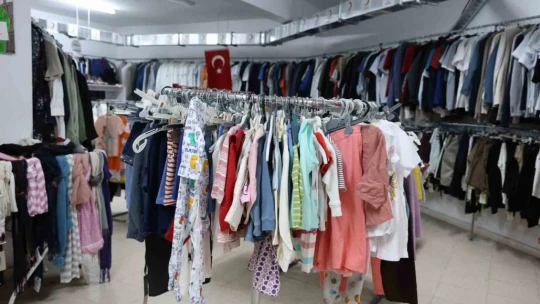 1 yılda 50 bin aileye giyim yardımı