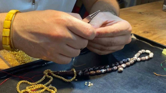 Türkiye'de sadece Elazığ'da çıkarılan vişne mermerinden yapılan tespihler 85 bin liradan alıcı buluyor