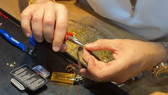 Türkiye'de sadece Elazığ'da çıkarılan vişne mermerinden yapılan tespihler 85 bin liradan alıcı buluyor