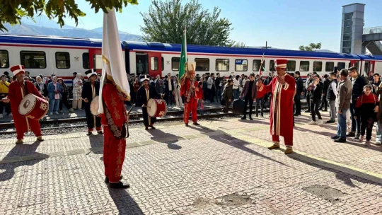Üniversite öğrencileri tarihi Palu ilçesini gezdi