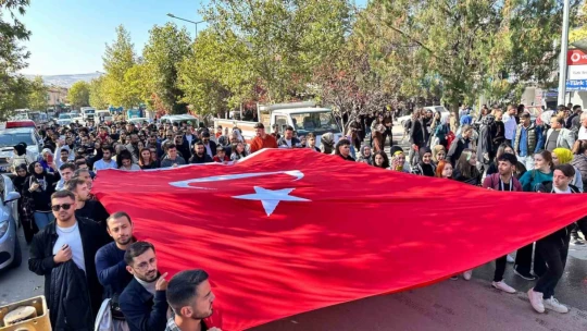 Üniversite öğrencileri tarihi Palu ilçesini gezdi