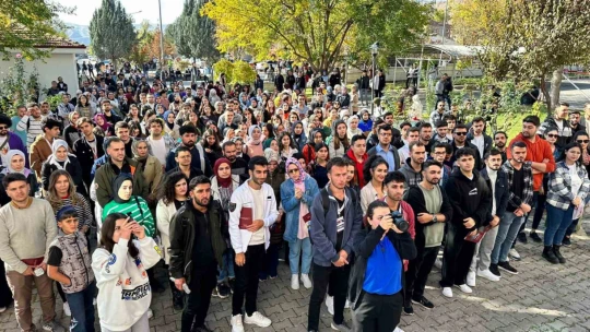 Üniversite öğrencileri tarihi Palu ilçesini gezdi