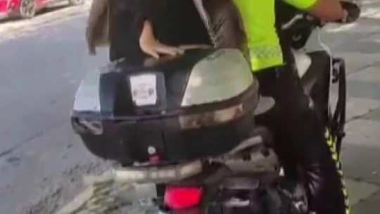 Üniversite sınavına geç kalanların yardımına polisler yetişti