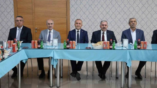 Vali Hatipoğlu, emekli olan personellerle bir araya geldi