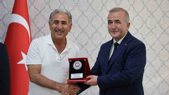 Vali Hatipoğlu, emekli olan personellerle bir araya geldi