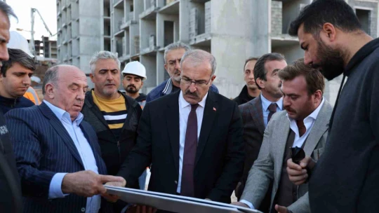 Vali Toraman, yapımı devam eden deprem konutlarını inceledi