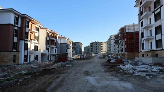 Vali Toraman, yapımı devam eden deprem konutlarını inceledi