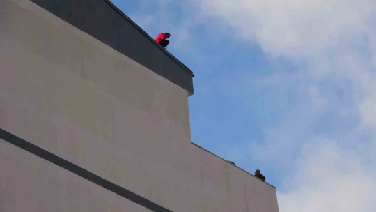 Vatandaşlar, intihar girişimini film gibi izleyip canlı yayın açtı