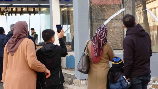 Vatandaşlar, intihar girişimini film gibi izleyip canlı yayın açtı