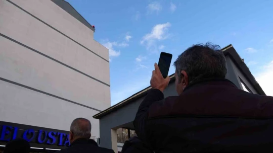 Vatandaşlar, intihar girişimini film gibi izleyip canlı yayın açtı