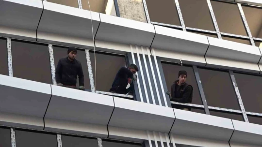 Vatandaşlar, intihar girişimini film gibi izleyip canlı yayın açtı