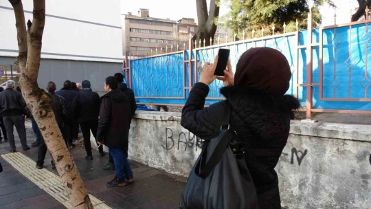 Vatandaşlar, intihar girişimini film gibi izleyip canlı yayın açtı
