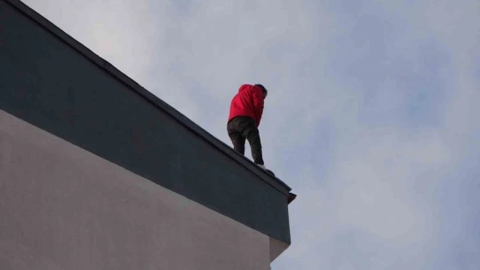 Vatandaşlar, intihar girişimini film gibi izleyip canlı yayın açtı