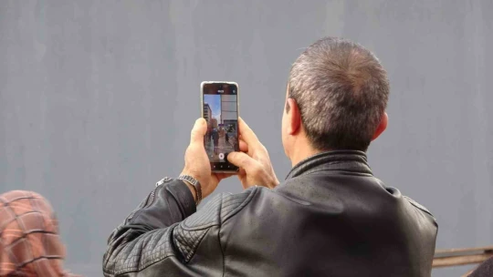 Vatandaşlar, intihar girişimini film gibi izleyip canlı yayın açtı