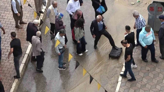 Vatandaşlardan dereye dönen yola 'kasalı' çözüm