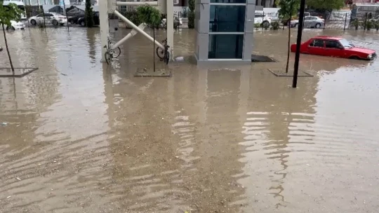 Vatandaşlardan dereye dönen yola 'kasalı' çözüm